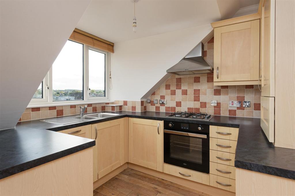 Diamond Road, Whitstable 3 bed apartment £1,300 pcm (£300 pw)