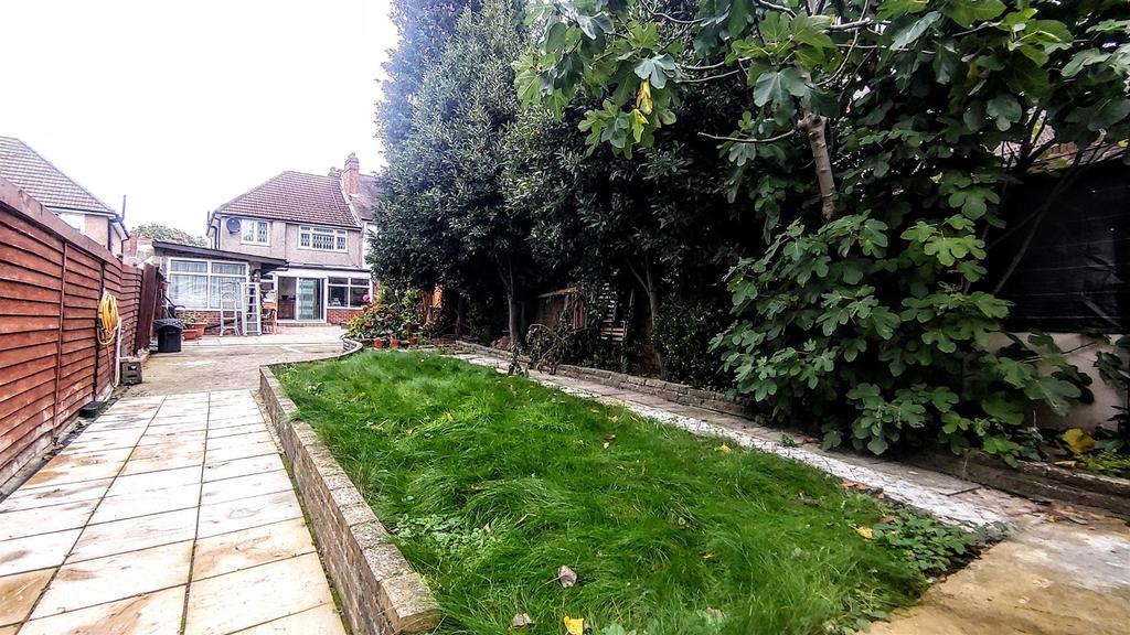 Brook Road, NW2, London 4 bed house £2,300 pcm (£531 pw)