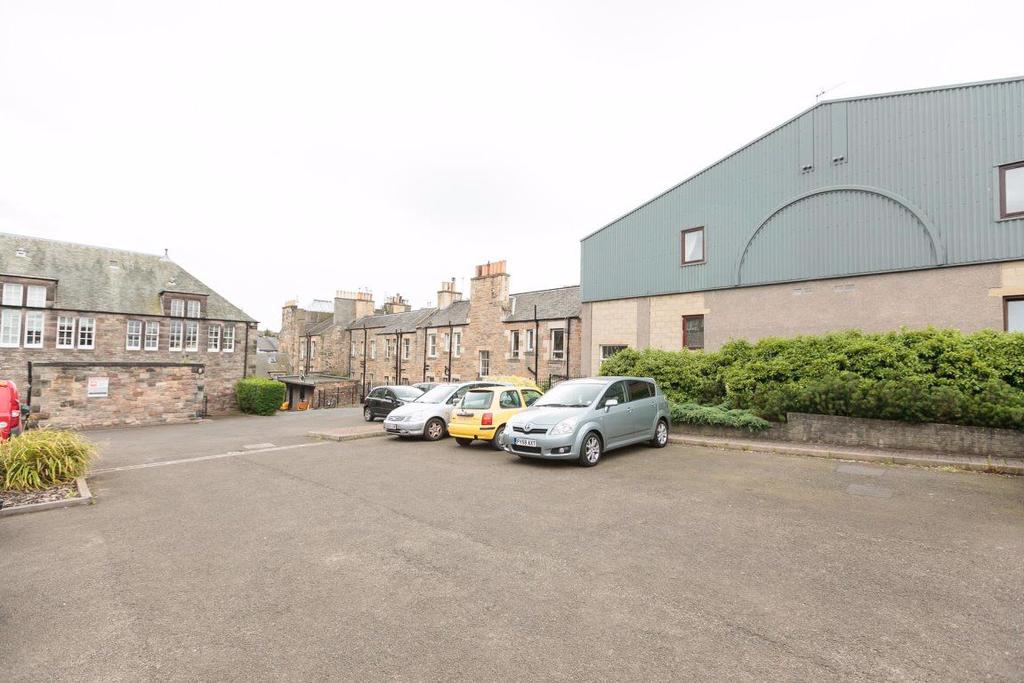 ST LEONARDS CRAG, NEWINGTON, EH8 9SP 2 bed flat £1,100 pcm (£254 pw)