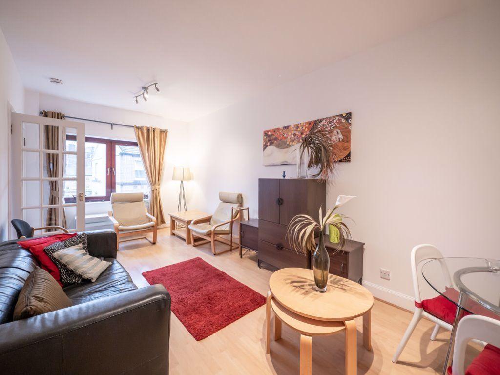 ST LEONARDS CRAG, NEWINGTON, EH8 9SP 2 bed flat £1,100 pcm (£254 pw)