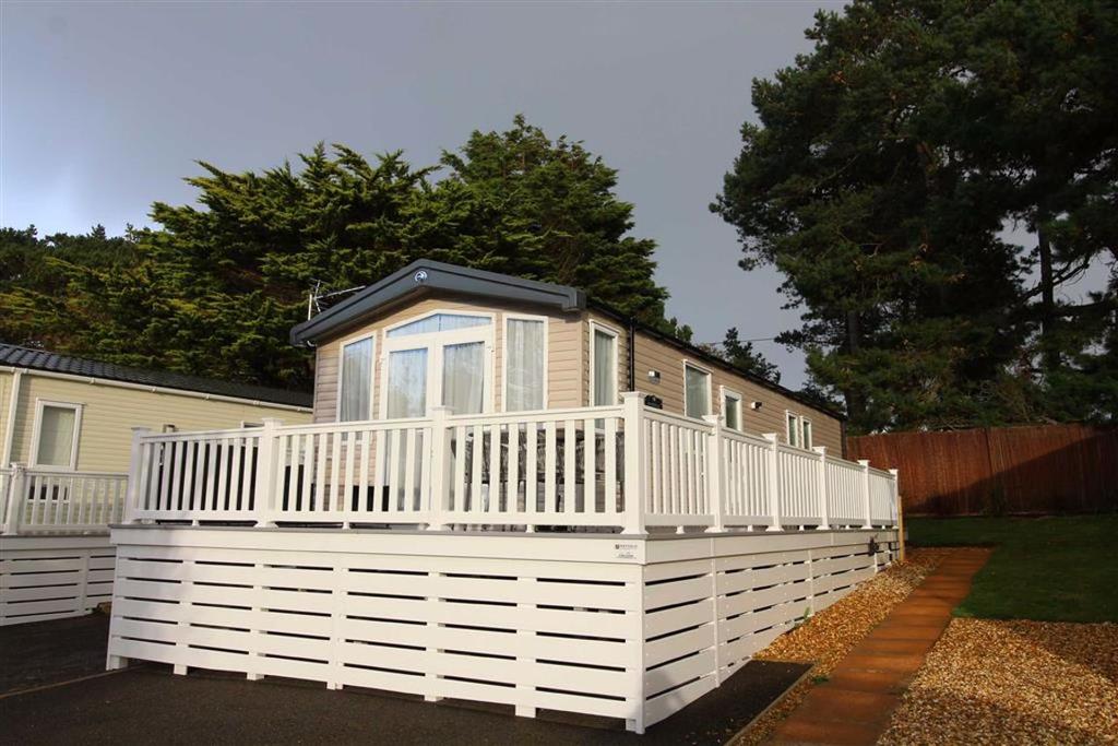 Milford on Sea, Hampshire 3 bed park home £77,500