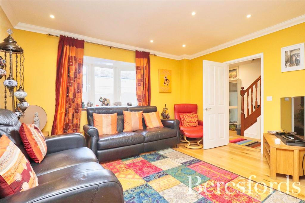 Goldlay Avenue, Chelmsford, CM2 3 bed detached house £585,000