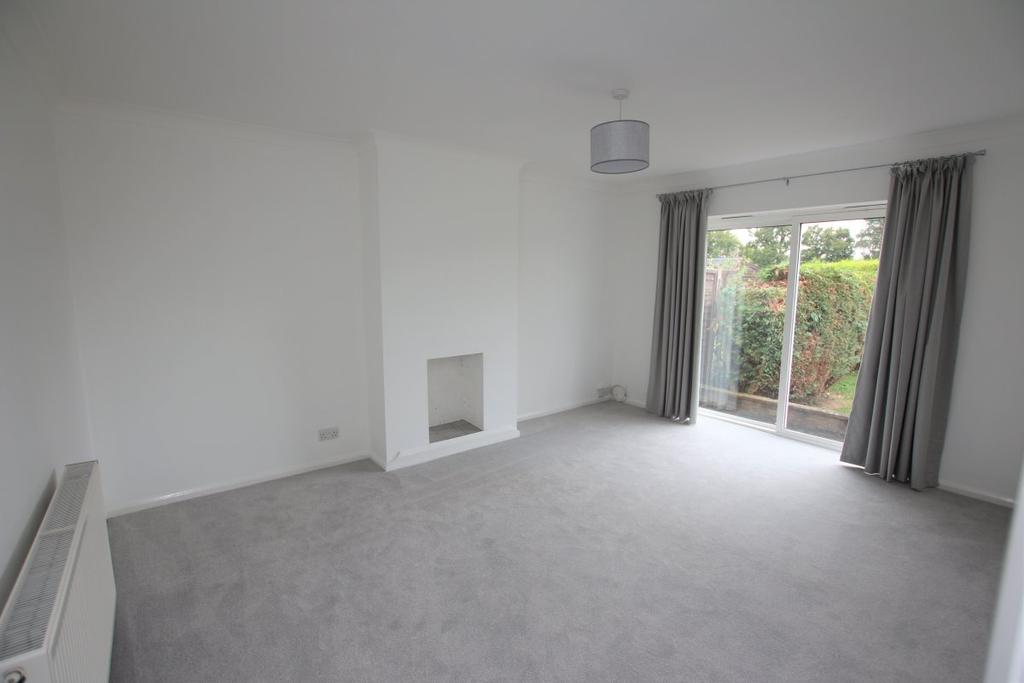 Ringley Road, Horsham 2 bed semidetached house £1,300 pcm (£300 pw)