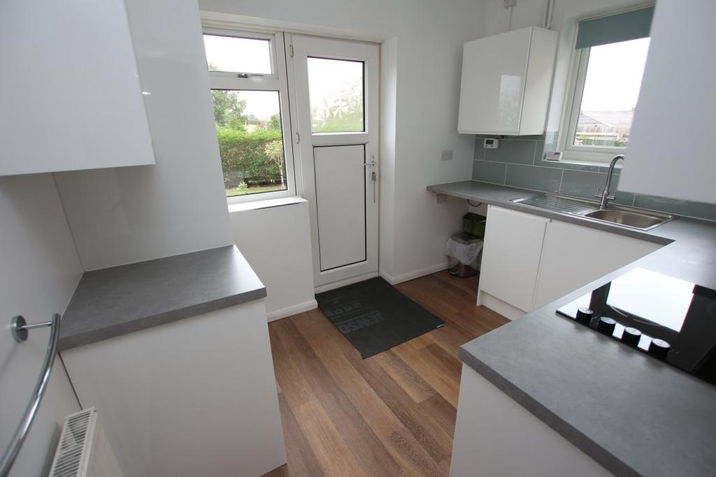 Ringley Road, Horsham 2 bed semidetached house £1,300 pcm (£300 pw)