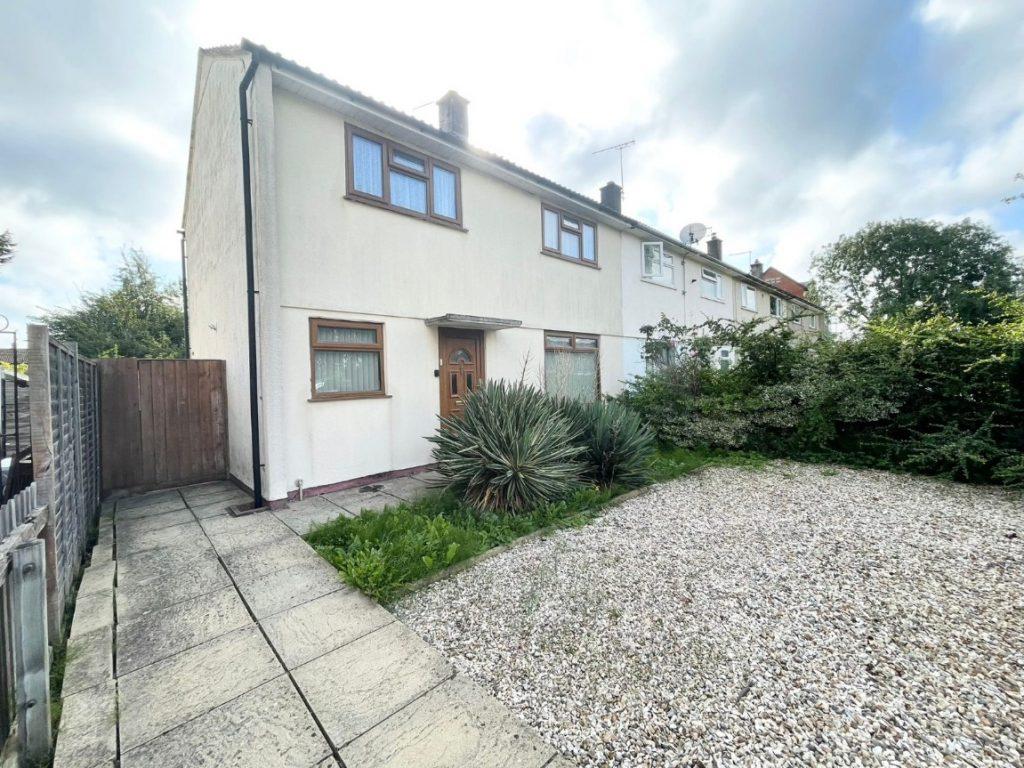 Queens Drive,Swindon,SN3 1AU 3 bed end of terrace house £199,999