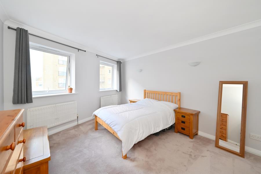 Lockview Court Narrow Street E14 1 bed apartment £1,560 pcm (£360 pw)
