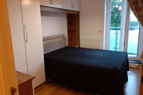 1 bedroom in a flat share to rent - Fairfield Road, Yiewsley UB7
