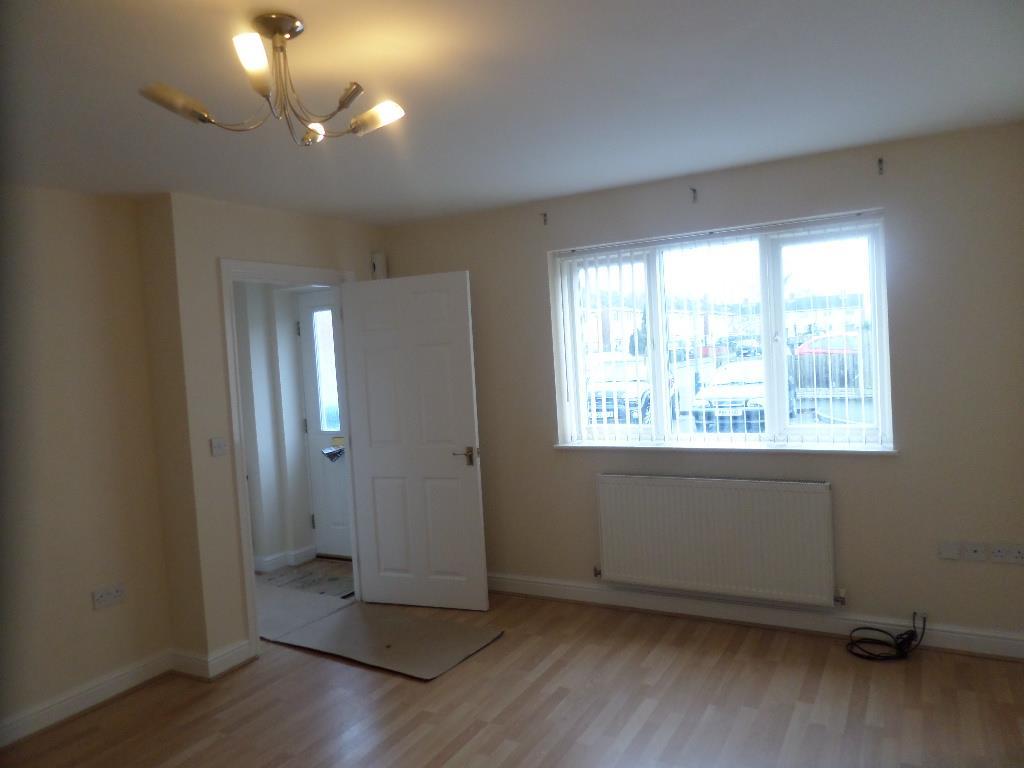 Doulton Court, Bedworth, CV12 0AF 3 bed semidetached house £775 pcm