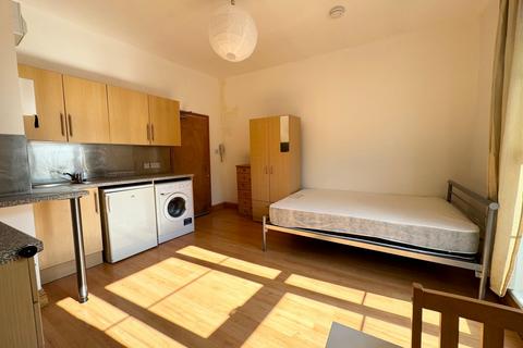 Studio to rent, Hornsey Road, Archway