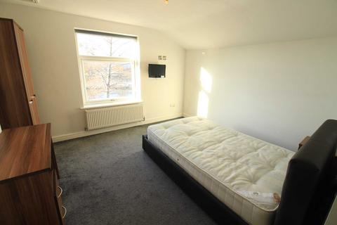 Studio to rent, Lower Broughton Road, Salford