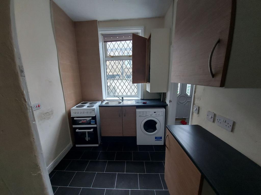 St. Leonards Road, Bradford, BD8 2 bed terraced house £600 pcm (£138 pw)