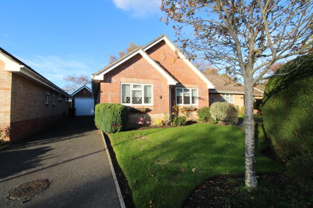Batstone Way, Ferndown BH22 3 bed detached bungalow £1,400 pcm (£323 pw)