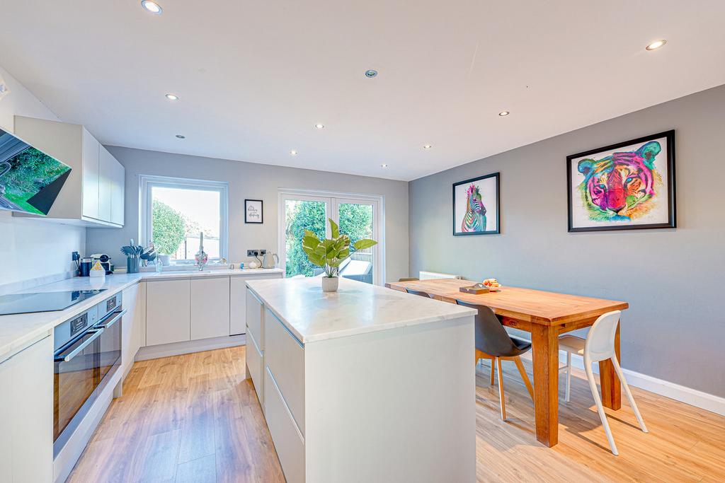 Kingswood Chase, Leighonsea, SS9 3 bed semidetached house for sale