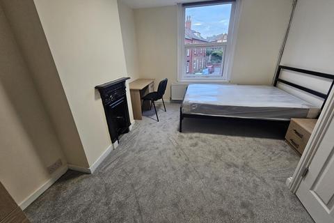 2 bedroom house to rent, Thornville Street, Leeds