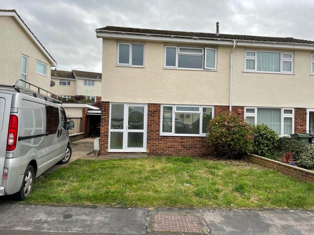 Vereland Road, Hutton, WestonsuperMare 3 bed house £1,100 pcm (£254 pw)