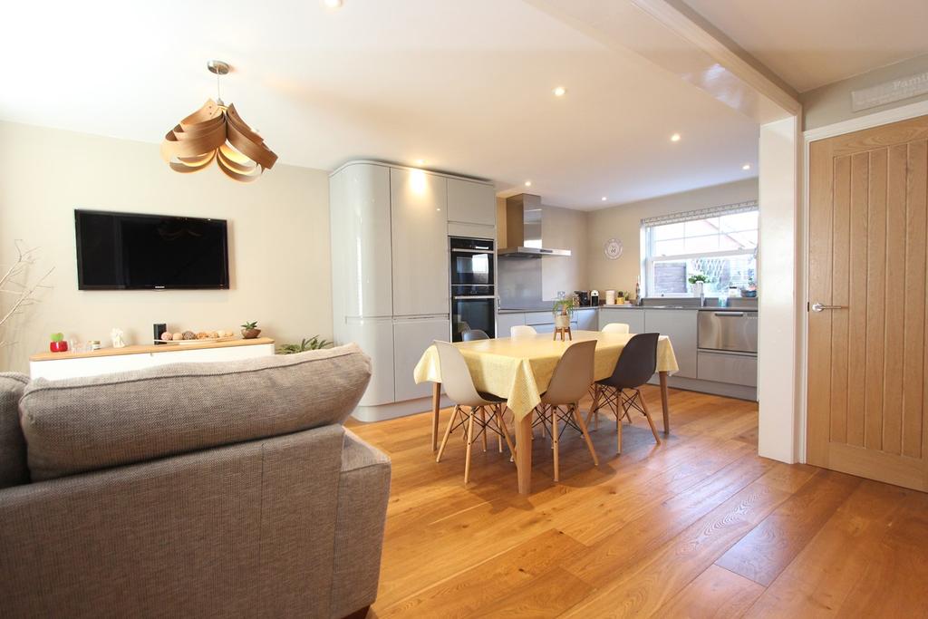 Howes Drive, Marston Moretaine, Bedford, MK43 4 bed detached house £