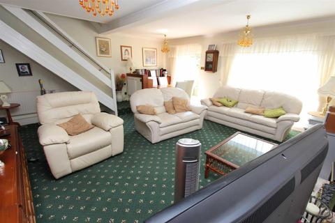 71 Wyemead Crescent, London, E4 6HN