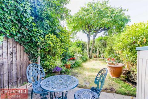 30 Roycroft Close, London, E18 1DZ