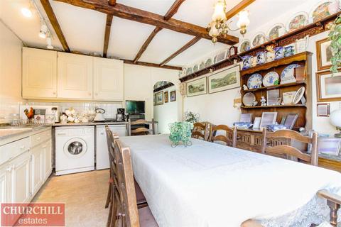 30 Roycroft Close, London, E18 1DZ