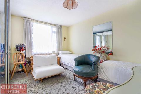 30 Roycroft Close, London, E18 1DZ