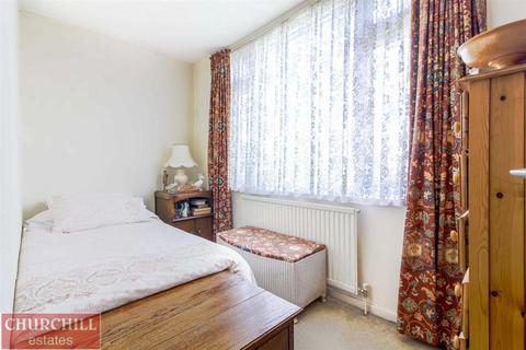 30 Roycroft Close, London, E18 1DZ