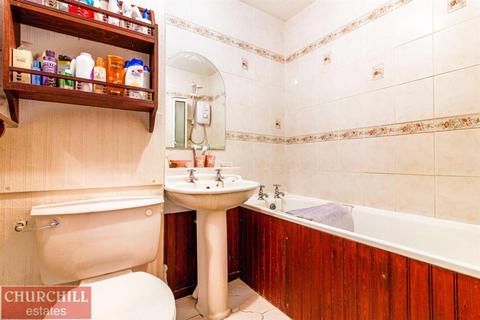 30 Roycroft Close, London, E18 1DZ
