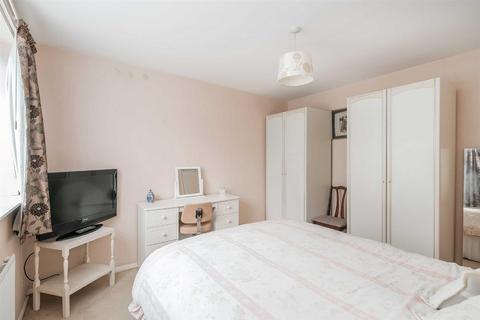 9 Valley Close, Loughton, IG10 3AB