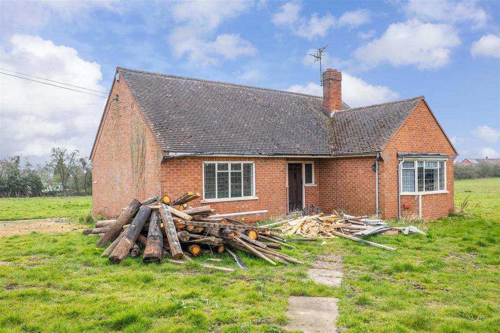 Main Street, Aldington, Evesham 3 bed detached bungalow £450,000
