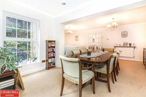 36 Hazelwood, Loughton, IG10 4ET