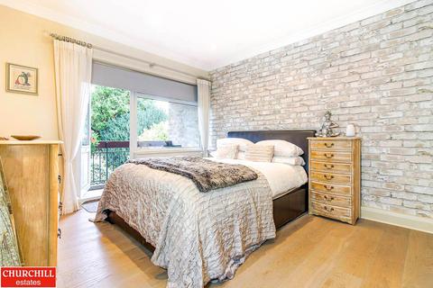 26 The Cedars, Buckhurst Hill, IG9 5TS