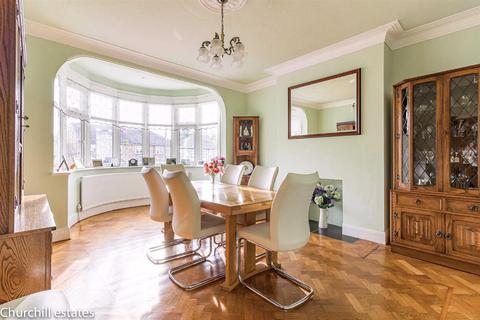 27 Forest Edge, Buckhurst Hill, IG9 5AD