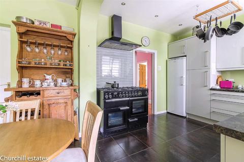 27 Forest Edge, Buckhurst Hill, IG9 5AD