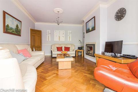 27 Forest Edge, Buckhurst Hill, IG9 5AD