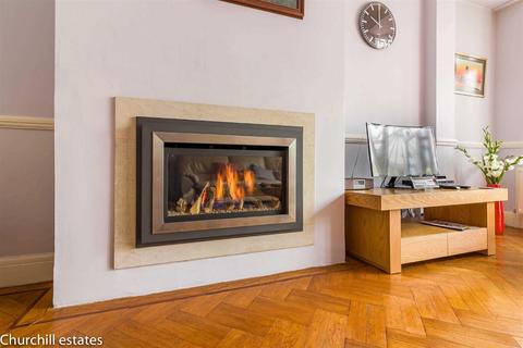 27 Forest Edge, Buckhurst Hill, IG9 5AD