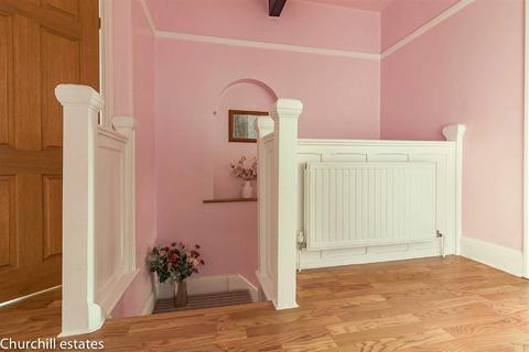 27 Forest Edge, Buckhurst Hill, IG9 5AD