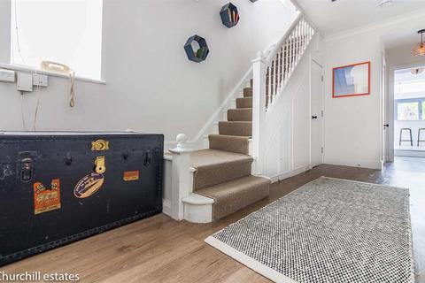 72 Queens Road, Loughton, IG10 1RS