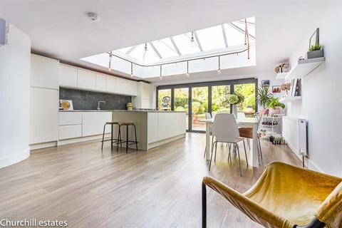 72 Queens Road, Loughton, IG10 1RS