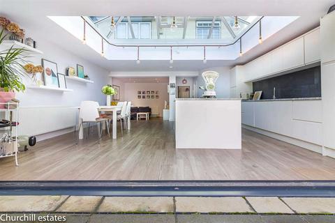 72 Queens Road, Loughton, IG10 1RS