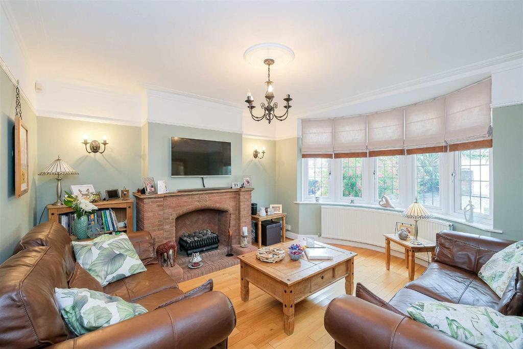 Leadale Avenue, Chingford 4 bed semidetached house £650,000