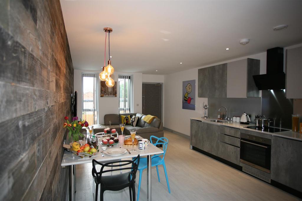 Flat 2 Elliott Apartments, 50 Selly... 3 bed flat £2,730 pcm (£630 pw)