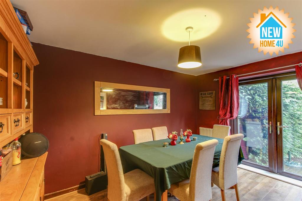 Dining room: