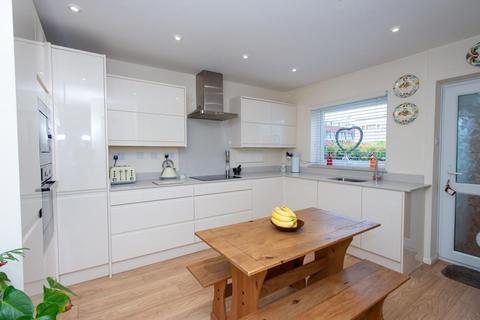 6 Chestnut Close, Orpington, BR6 6LP