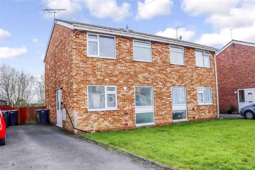 Radley Drive, Nuneaton 3 bed semidetached house £750 pcm (£173 pw)