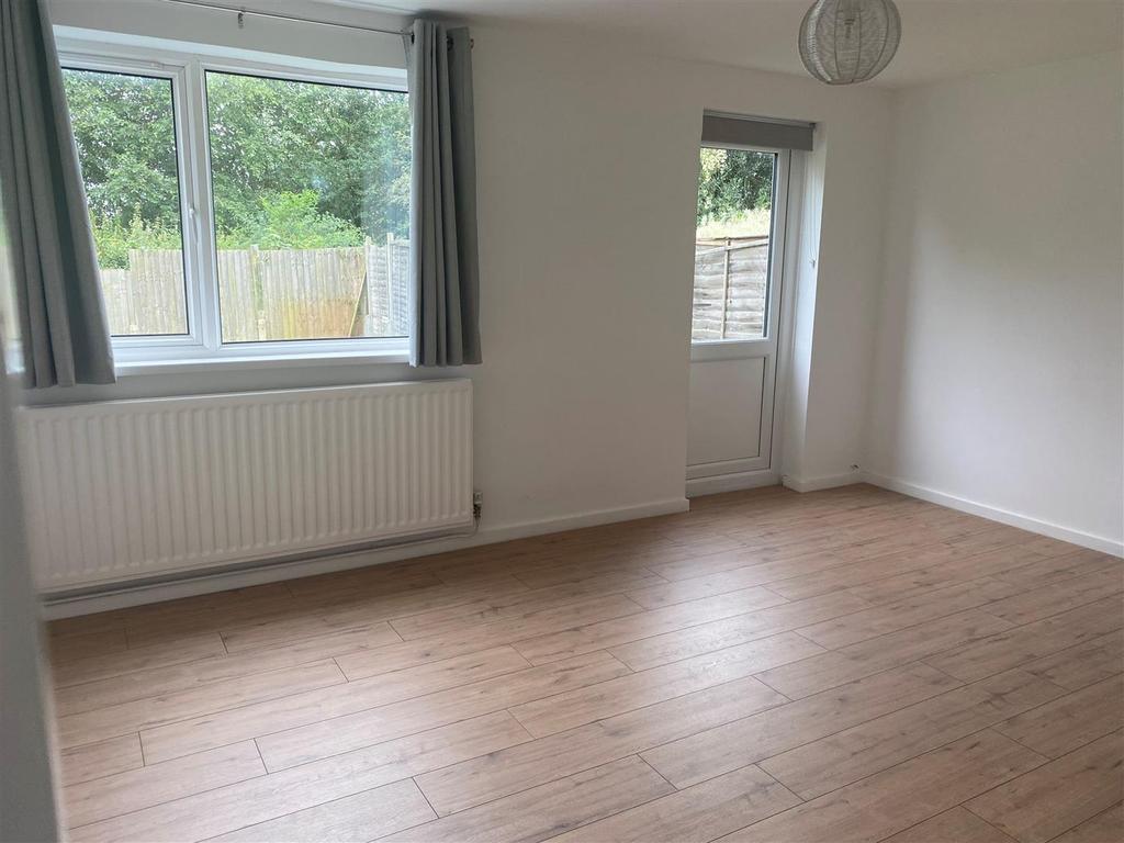 Radley Drive, Nuneaton 3 bed semidetached house £750 pcm (£173 pw)
