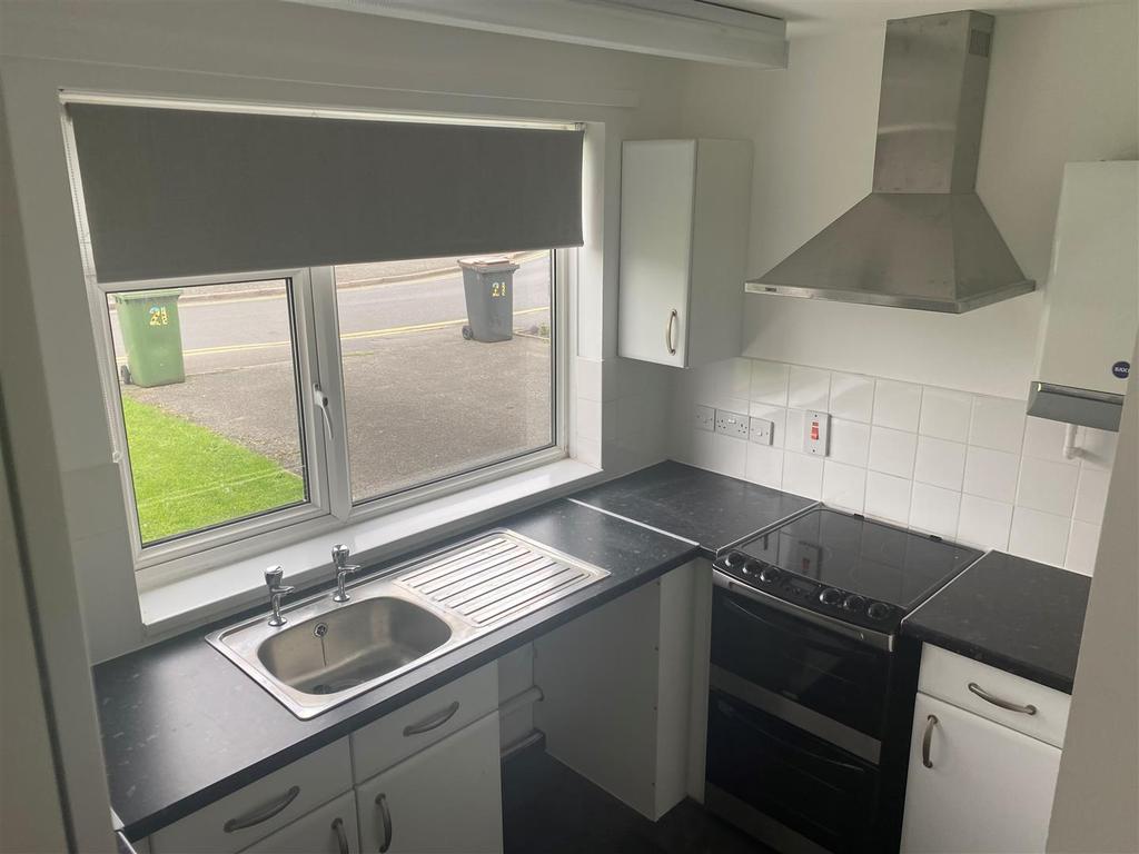 Radley Drive, Nuneaton 3 bed semidetached house £750 pcm (£173 pw)
