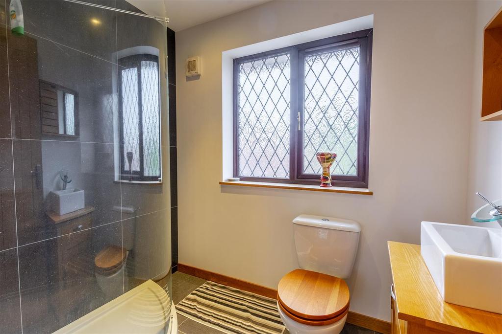 Bedroom 2 ensuite (1)-HDR copy.jpg