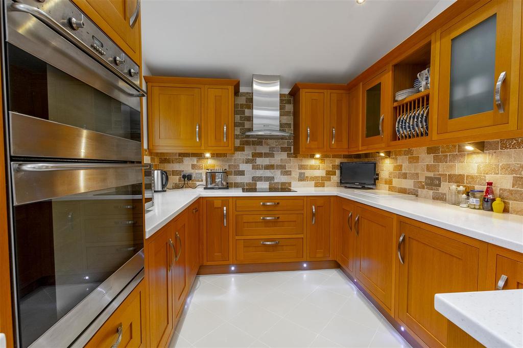 Kitchen (1)-HDR copy.jpg