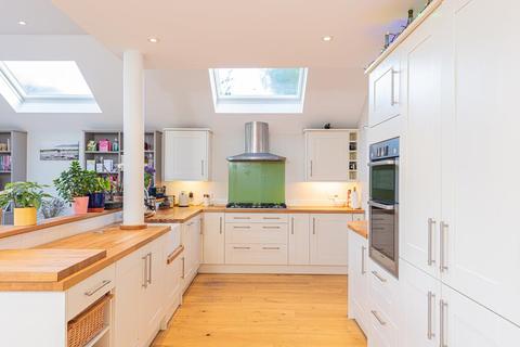 5 Hylands Close, Epsom, KT18 7EE
