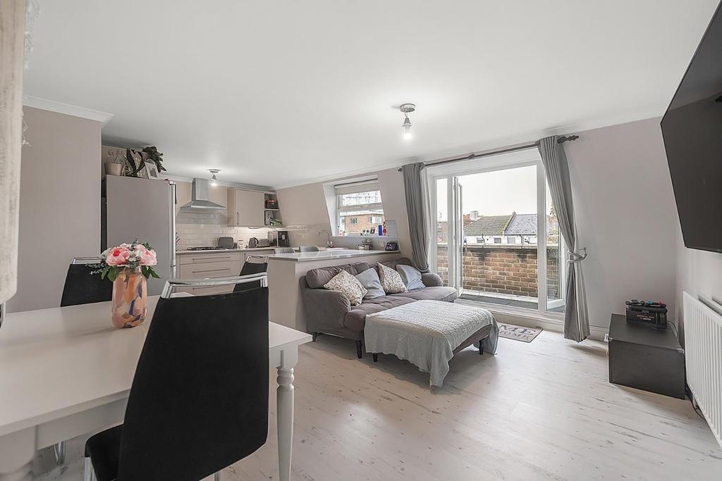Clapham Road, SW9 2 bed flat - £525,000