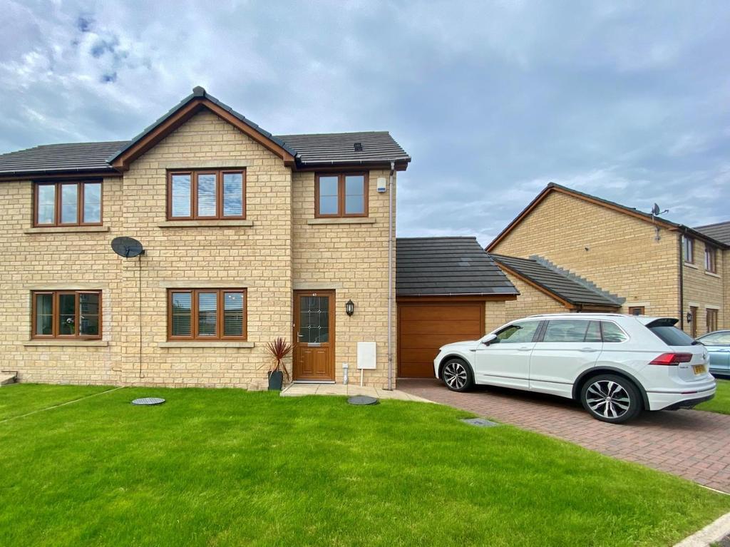 Groveside Park, Burnley 3 bed semidetached house £185,000
